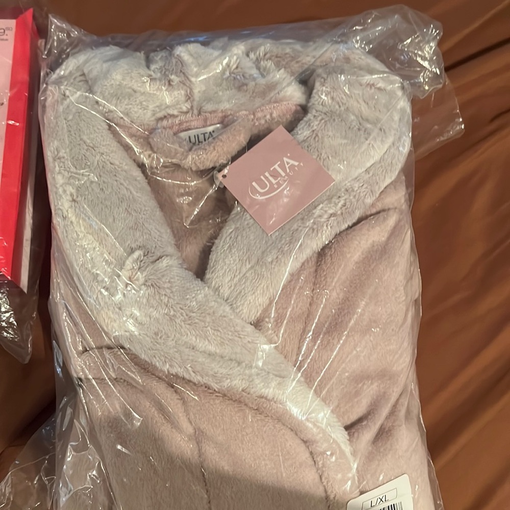 Selling a large/extra large Ulta beauty bathrobe